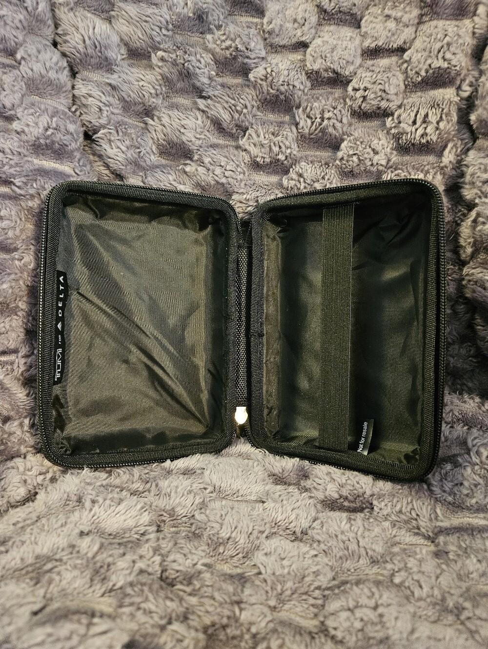 TUMI For Delta Silver Gray Hard Shell Cosmetic Case - Picture 4 of 6